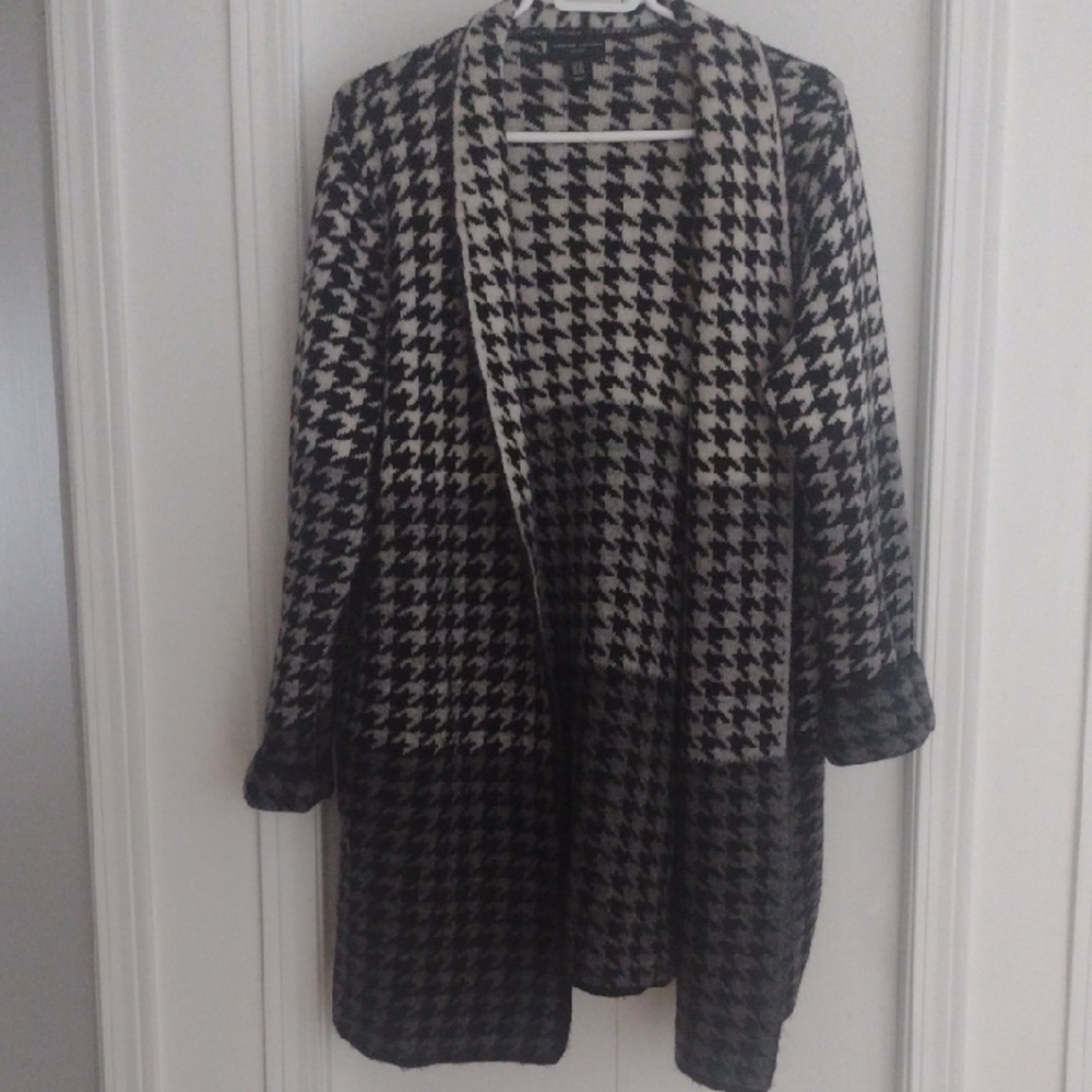 Adrienne Vittani Black and White Houndstooth Cardigan Ptp 23"